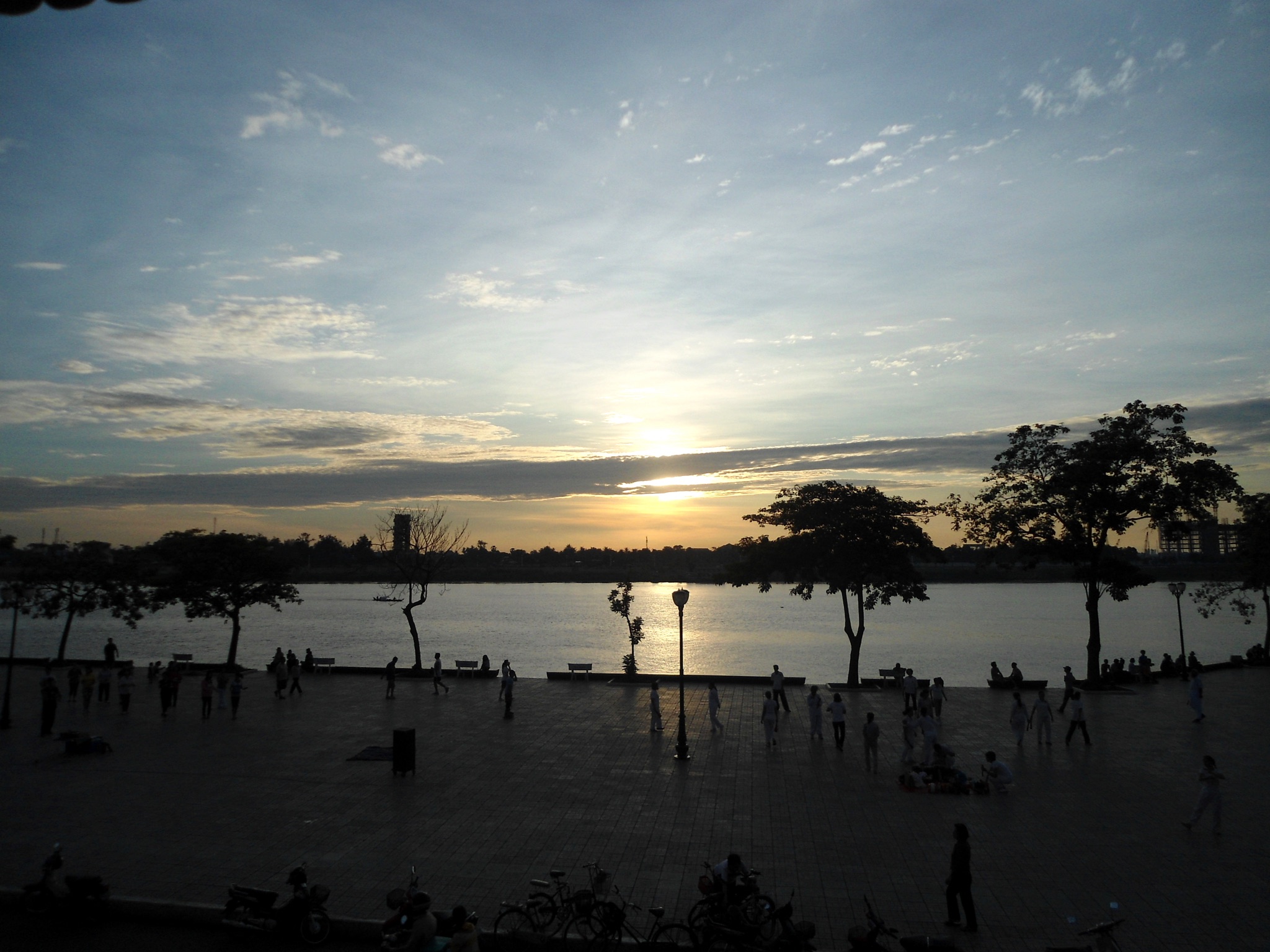 Pendant ce temps-là, Phi à Phnom Penh