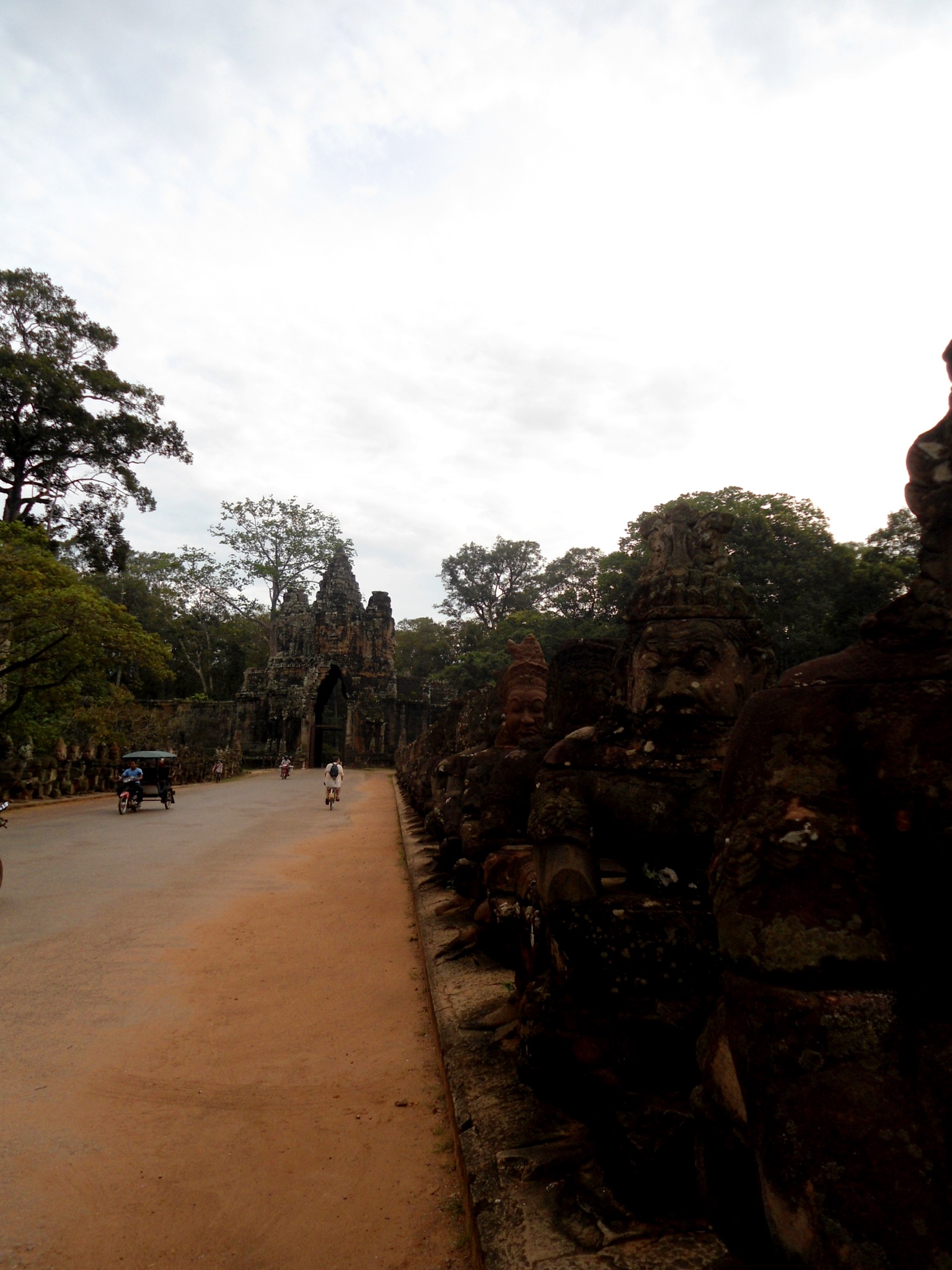 Pendant ce temps-là, Phi fait les temples d'Angkor à vélo